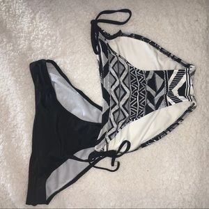 2 pairs of bathing bottoms